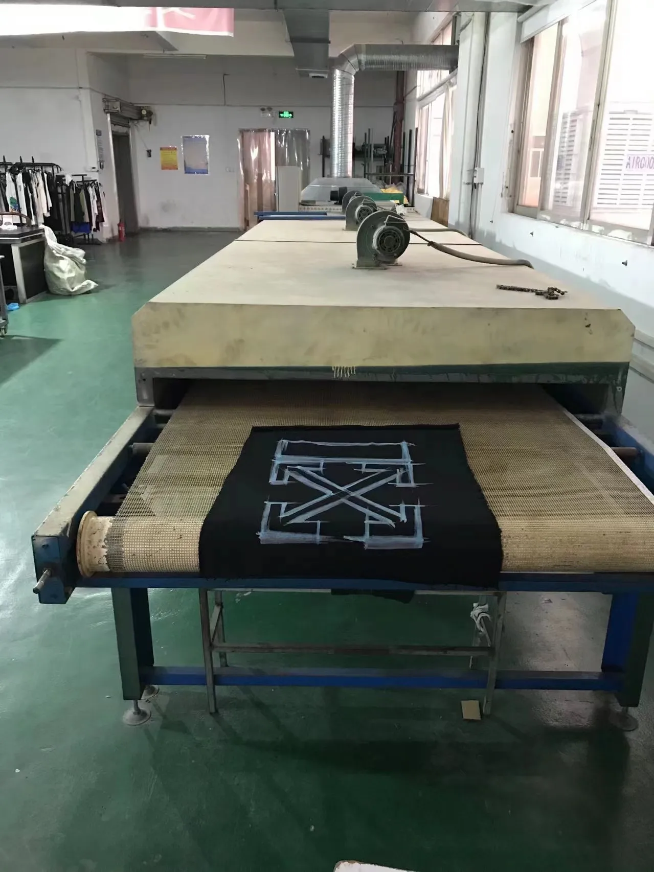 The unlimited firepower of factory materials! Another bed cloth comes with more horsepower and is the same as the original version! ——Top tested version 2022OFF OW WHITE new blue chalk marker depicting arrows loose trendy brand men and women casual autumn and winter hoodies and sweatshirts. Take a look at the enlarged details of this model. The printing is like a chalk drawing, and the image is lifelike. The printing uses Kornit digital direct inkjet printing, which adds particle direct inkjet printing. So it looks like chalk. But don’t worry about the anchorage of the printing, it will never fall off. Backwash and sun-resistant, machine washable without stress. Absoluteness distinguishes the offset printing on the market, which is perfunctory and cannot restore the texture of pink and ink at all! The side hems are initially folded, please pay attention! The fabric is made of 480 combed pure cotton terry, which has a full drape. Customized collar label, washed, hang tag. Color: Black Size: XS-L P:390